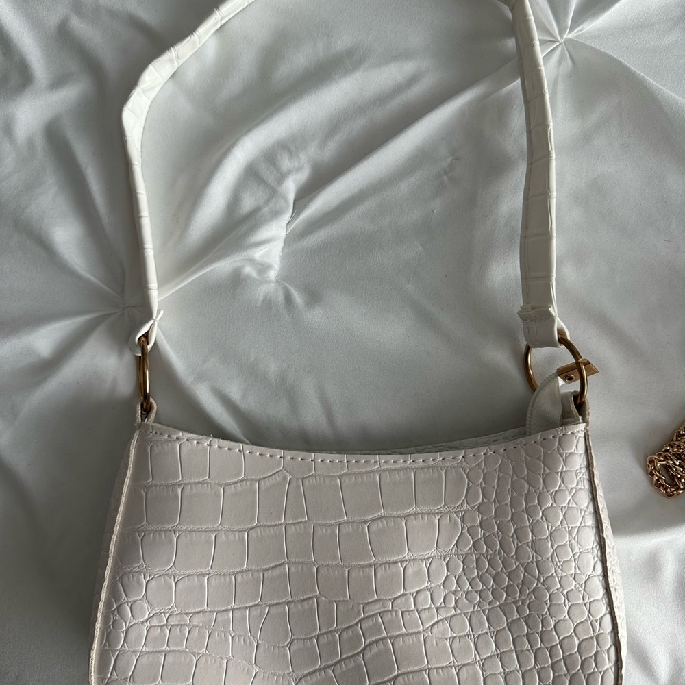 Elegant White Croc-Embossed Shoulder Bag